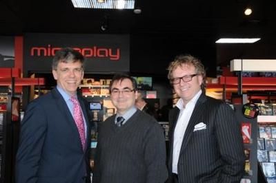 Donald Lizotte, vice président opération secteur détail de Quebecor Media et président de Superclub Vidéotron (à gauche), et Robert Dépatie, Président et chef de la direction de Vidéotron (à droite) étaient très fiers de présenter le nouveau franchisé, Michel Desnoyers le patron du Vidéotron le Superclub de Sainte-Thérèse.