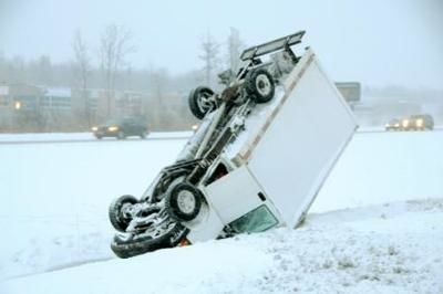Un camion se retrouve sens dessus dessous