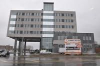 (Photo Simon Dessureault)À compter du mardi 10 mai prochain, les usagers auront accès au nouveau siège social de la Caisse et à un stationnement de 350 places. Six guichets automatiques y seront par ailleurs accessibles 24 h sur 24.