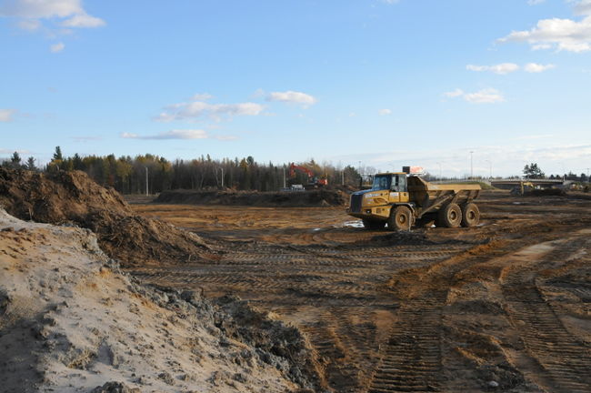 Si le déboisement du site a eu lieu il y a déjà quelques semaines, c’était pour que les ouvriers puissent préparer le sol avant le gel et ainsi permettre la construction dès le printemps.