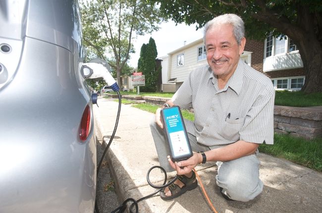 Moehdi Laaroussi, de Laval, recharge sa voiture électrique.