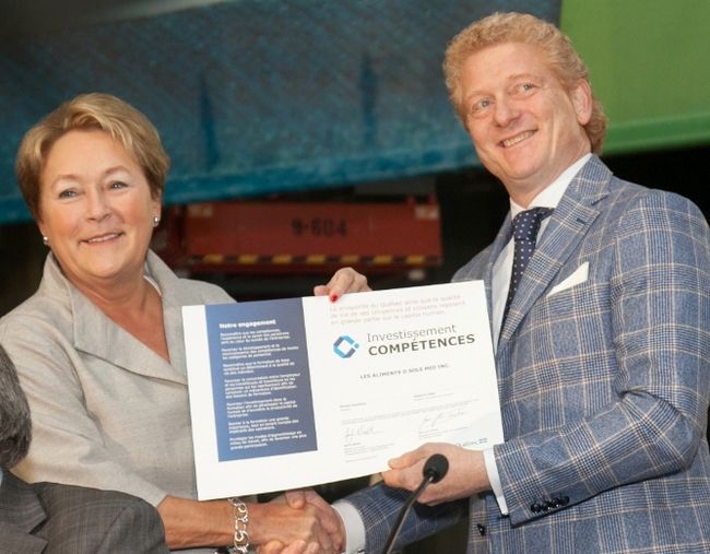 La première ministre du Québec, Pauline Marois, en compagnie du président de Les Aliments O’Sole Mio, Alfredo Napolitano.