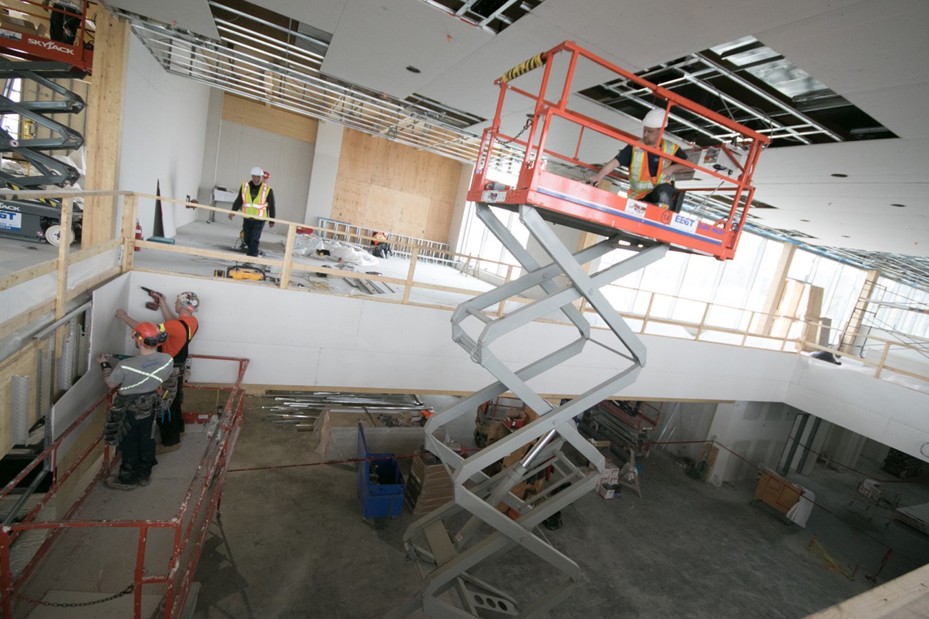 Les pieds dans le chantier de la bibliothèque Paul-Mercier 