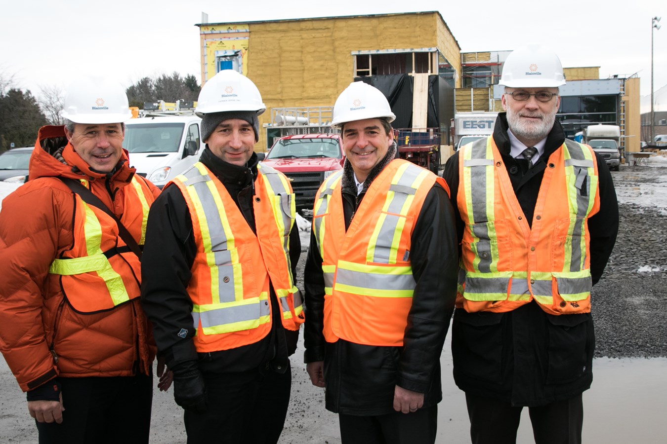 Patrick Toupin, directeur du Service des loisirs, Patrick Lépine, ingénieur et superviseur des travaux à la Ville de Blainville, Richard Perreault, maire de Blainville, et Gaston Courtemanche, directeur du Service du génie