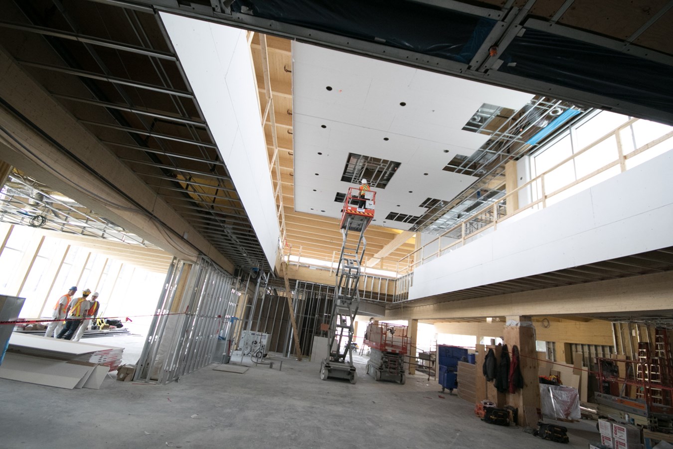 Les pieds dans le chantier de la bibliothèque Paul-Mercier