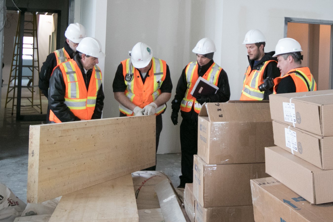 Les pieds dans le chantier de la bibliothèque Paul-Mercier 