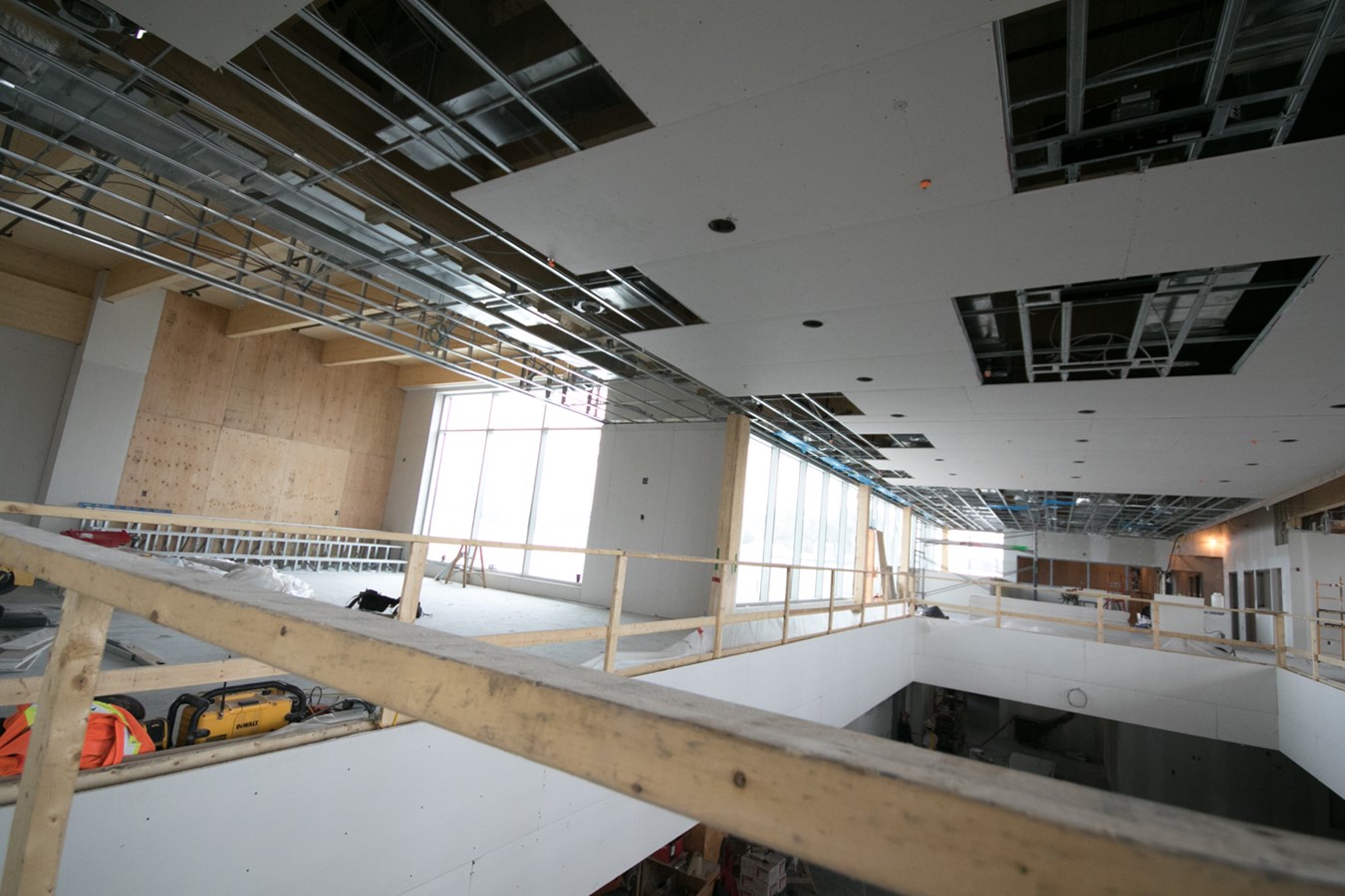 Les pieds dans le chantier de la bibliothèque Paul-Mercier 