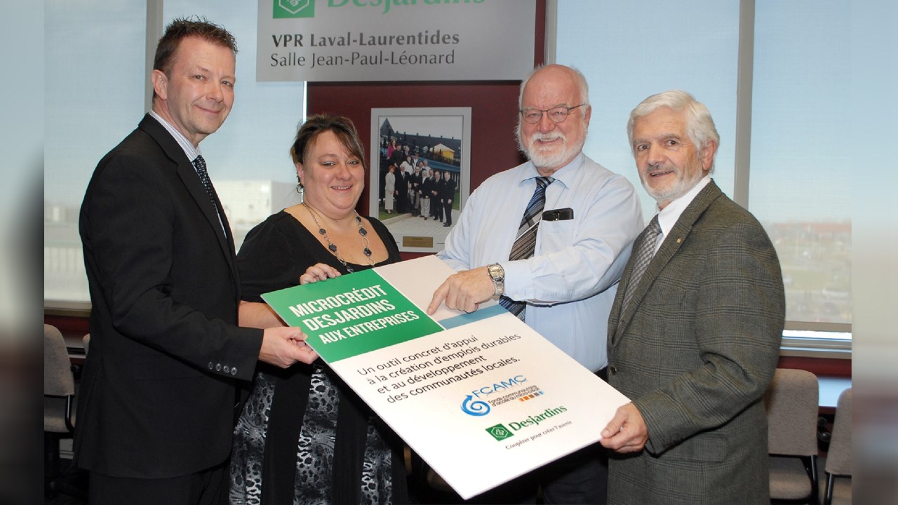 De gauche à dorite, Marcel Lauzon, président du Conseil régional Laval-Laurentides au Mouvement Desjardins, Kathleen Picard propriétaire de l’entreprise « Maison de Répit Chez Kate», François Mercier, vice-président du Fonds communautaire d’accès au micro-crédit (FCAMC) et Marc Geoffroy, vice-président régional Laval-Laurentides au Mouvement Desjardins.