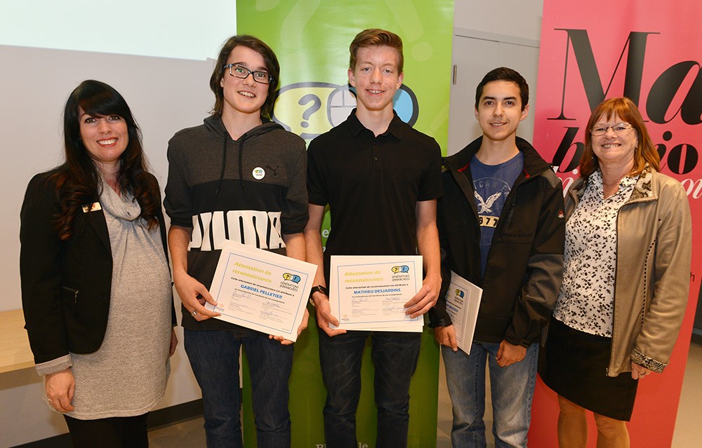 Gabrielle English (chef de section animation et référence à la bibliothèque Paul-Mercier), Mathieu Desjardins, Gabriel Pelletier et Louis-Philippe Macedo (les trois jeunes bénévoles honorés) et Nicole Ruel (conseillère municipale).