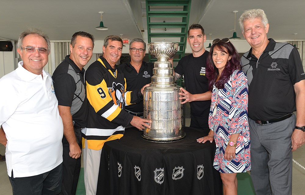 Le Blainvillois Pascal Dupuis rencontre les amateurs de hockey avec la coupe Stanley