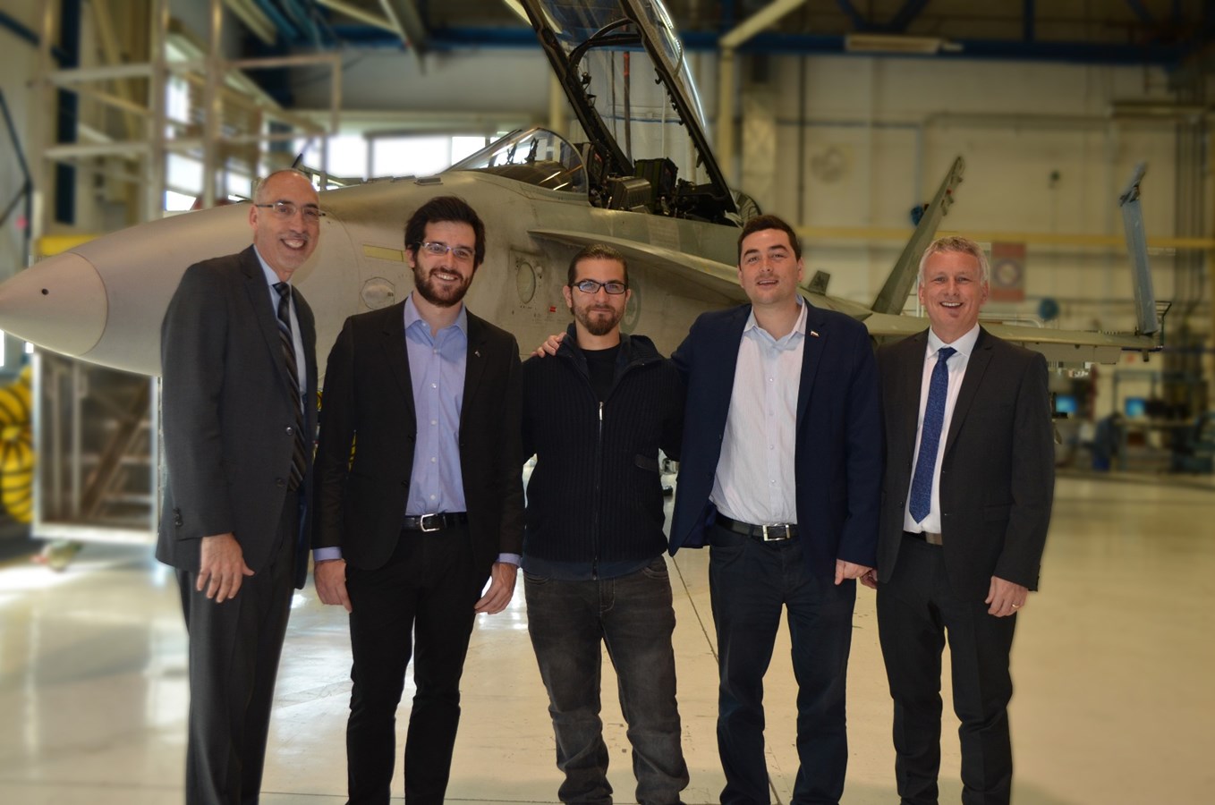 M. Jacques Comtois, Vice-président et directeur général de L-3 Mas, Laurent Leclerc Chênevert, adjoint de Simon Marcil, Simon Marcil, député de Mirabel, Michel Dicaire-Acosta, adjoint parlementaire de Simon Marcil et M. Paul Mercier, Vice-président, Développement des affaires, ventes et programmes de L-3 Mas.