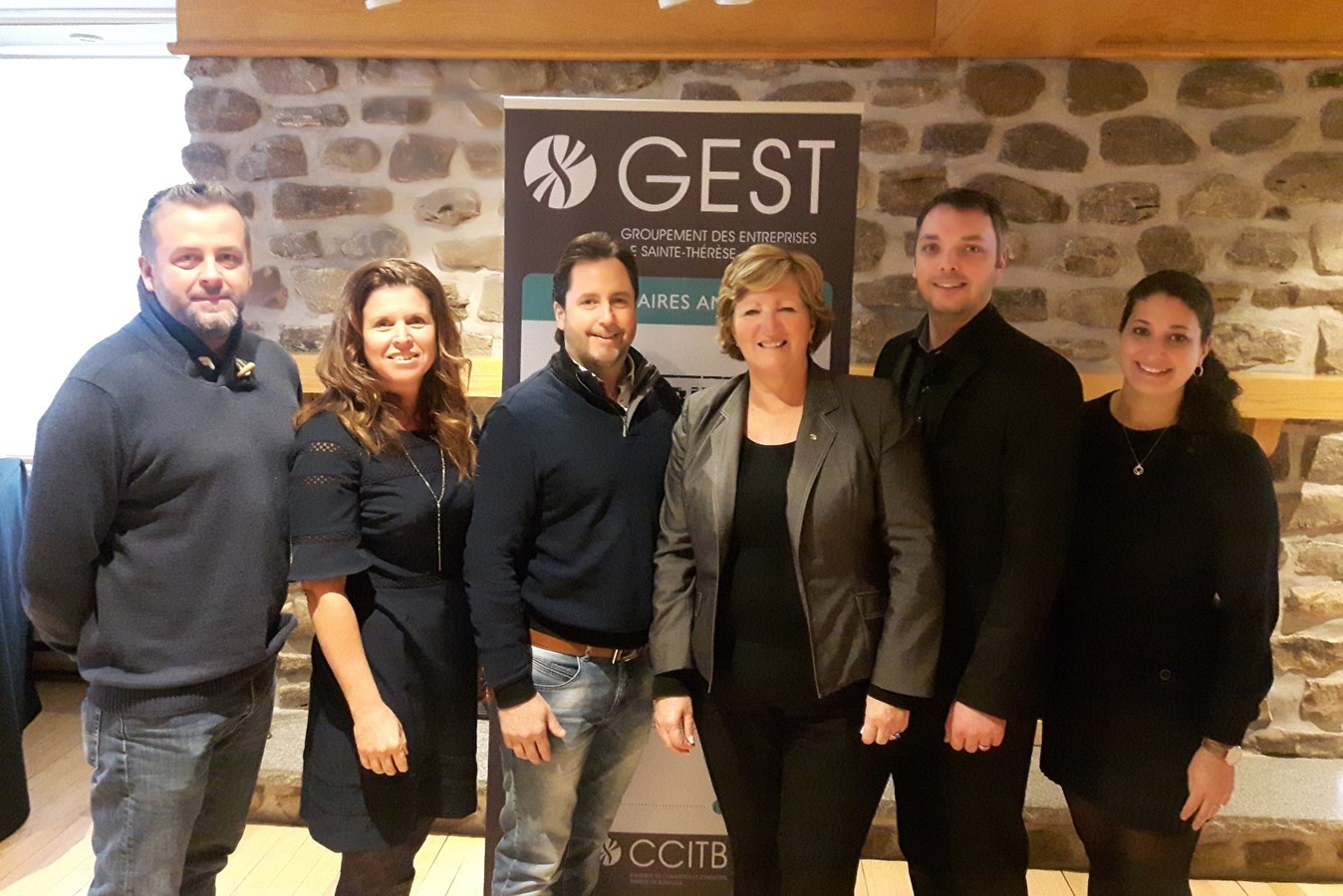 Les partenaires annuels du GEST Julien Pilon du Bar la Prohibition et Marie-Noëlle Closson-Duquette de Closson Duquette, cabinet d’avocats Inc., Benoit Montpetit président de la CCITB, Sylvie Surprenant mairesse de la Ville de Sainte-Thérèse, Charléric Gionet président du GEST et Cynthia Kabis directrice générale de la CCITB