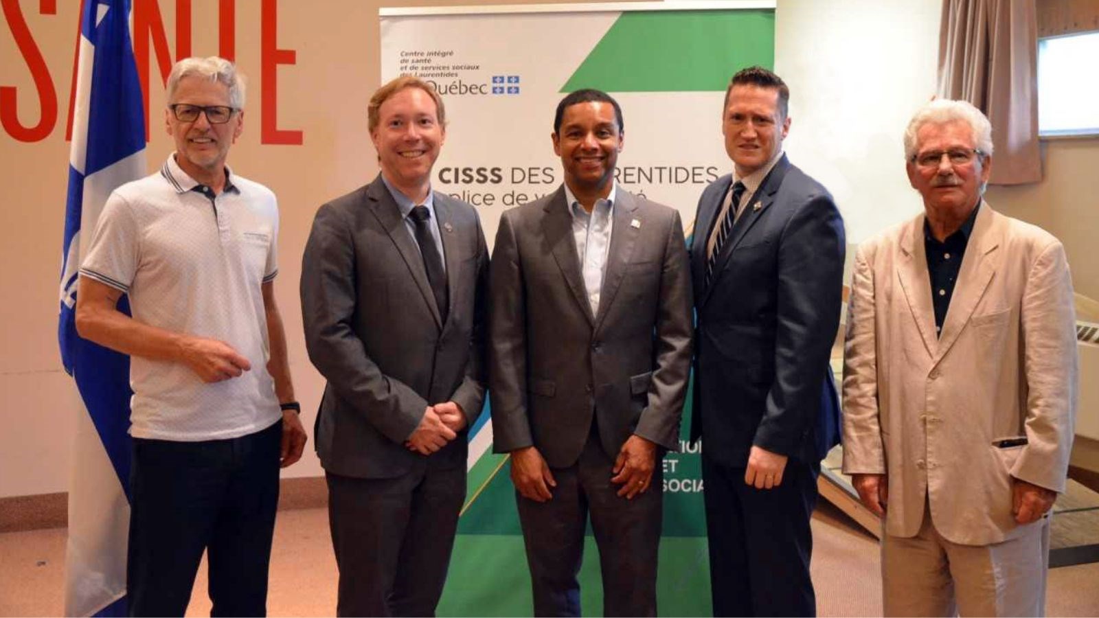 De gauche à droite : M. Yves St-Onge, président-directeur général adjoint du CISSS des Laurentides; M. Youri Chassin, député de Saint-Jérôme; M. Lionel Carmant, ministre délégué à la Santé et aux Services sociaux, M. Benoit Charette, ministre de l’Environnement et de la Lutte contre les changements climatiques, député de Deux-Montagnes et M. Michel Couture, vice-président du conseil d'administration du CISSS des Laurentides.
