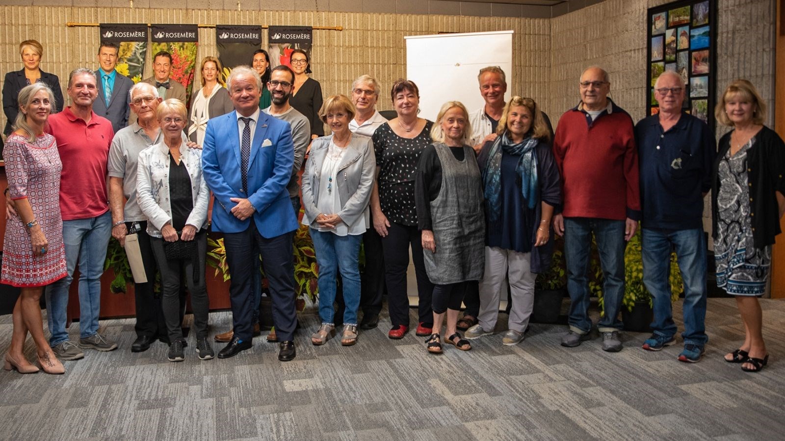 Les membres du conseil municipal, ainsi que les citoyens ayant ouvert leurs jardins lors de la Visite des jardins secrets, les 13 et 14 juillet derniers.