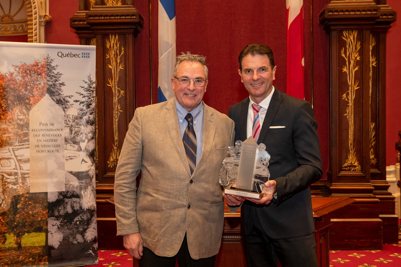 Claude Ouellette, lauréat des Laurentides (VTT), et le ministre François Bonnardel.