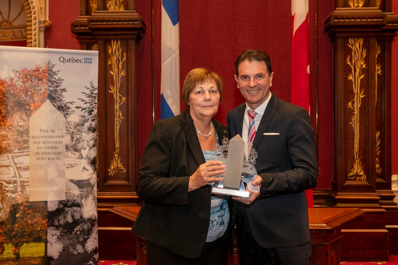 Denise Grenier, lauréate des Laurentides (motoneige), et le ministre François Bonnardel.