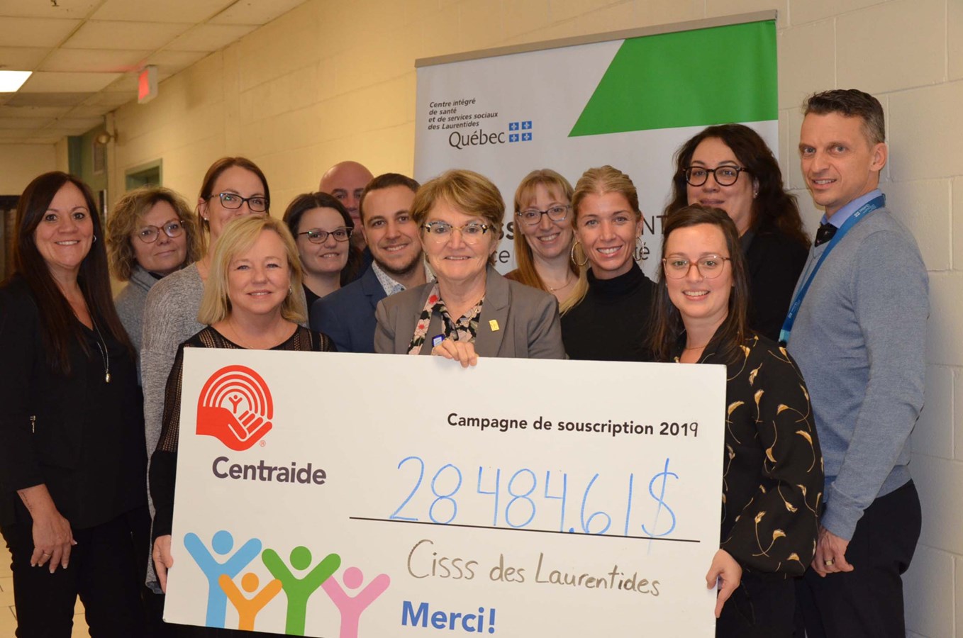 Au centre, Rosemonde Landry, présidente-directrice générale du CISSS des Laurentides entourée de Sylvie Gauvin, directrice générale de Centraide Laurentides et de Marilyne Génier, responsable de campagne au CISSS des Laurentides. Derrière elles se trouvent les répondants des directions du CISSS des Laurentides.