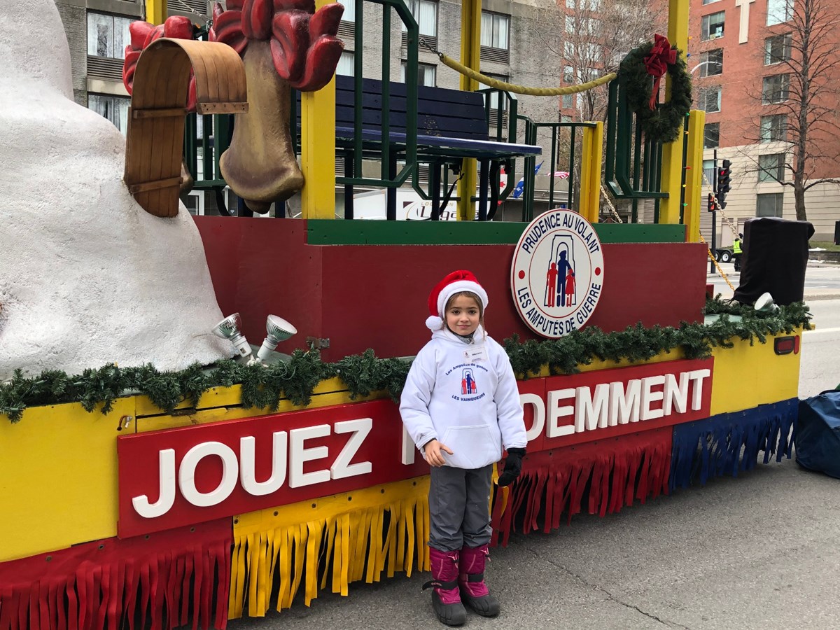 Une enfant amputée de 7 ans, ambassadrice de la prudence au défilé du Père Noël