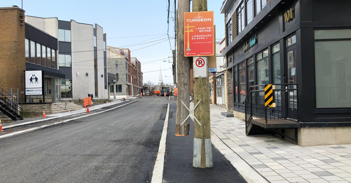 Neuf poteaux électriques demeurent à des endroits incommodants du côté est de la rue Turgeon, entre la voie ferrée et la rue Dubois. Cette situation est temporaire, puisque le retrait de ces poteaux représente la dernière étape de l’ensemble du projet.