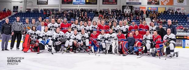 Posant fièrement après le match, l’équipe de Centraide Laurentides avec les joueurs des Anciens Canadiens de Montréal ainsi que des bénévoles qui ont pris part au match.