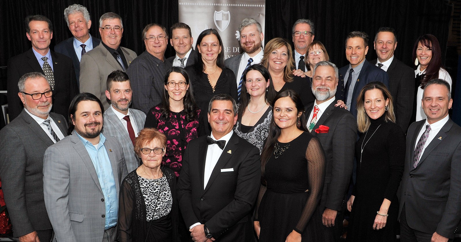 Le maire Richard Perreault et les membres du conseil municipal entourés des lauréats de l’Ordre du mérite Blainvillois.