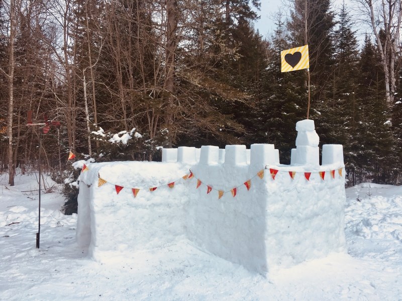 Un exemple d'un château de la catégorie "Famille et amis", construit par Fabien Dumais de Nominingue, intitulé "Fort de l'amour".