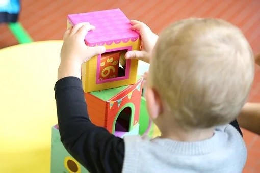 Garde à l'enfance : le gouvernement accélère la création de 80 places au CPE Tournesol