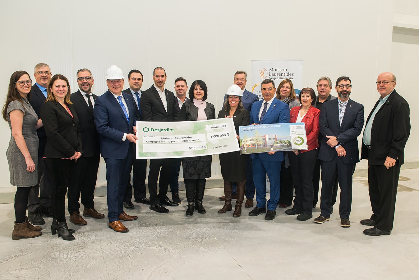 Annie Bélanger, directrice générale de Moisson Laurentides; Laurent Martineau,  président du conseil d'administration de Moisson Laurentides; Joé Bélanger et Valérie Delorme, coprésidents de la campagne de financement; Michel Catin, vice-président, développement et partenariats chez Desjardins, entourés des directeurs généraux des caisses desjardins de la Rivière-du-Nord, du Lac des Deux-Montagnes, de Mirabel, de l’Envolée, d’Argenteuil, de St-Eustache – Deux-Montagnes, et de Thérèse-De Blainville.