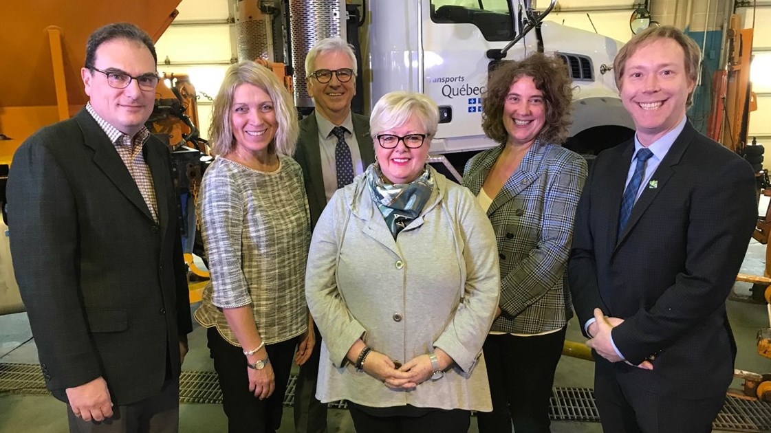 De gauche à droite: du ministère des Transports; Alexandre Debs, directeur général des projets routiers de la région métropolitaine de Montréal, Lucie Lecours, députée de Les Plaines, Claude Thibeault, directeur général de la région de Laurentides-Lanaudière, la ministre responsable des Affaires autochtones et ministre responsable de la région de Laurentides, Sylvie D’Amours et Agnès Grondin, députée d’Argenteuil ainsi que le député de Saint-Jérôme, Youri Chassin.