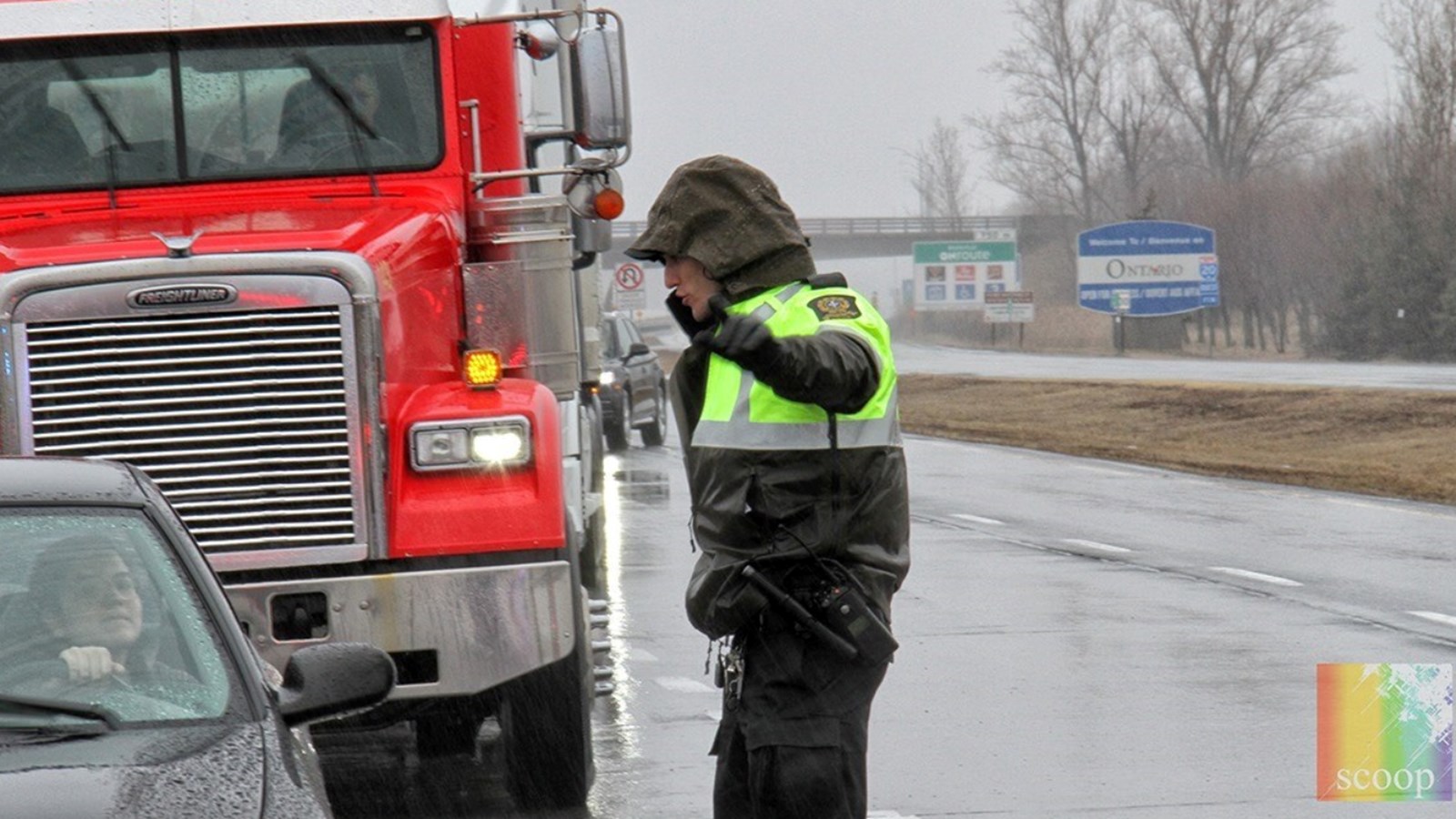 Quatre points de contrôles policiers seront retirés dès lundi prochain, soit le 4 mai. Ce sera le cas dans les Laurentides, Lanaudière, Chaudière-Appalaches et la Ville de Rouyn-Noranda. Les autres suivront les 11 et 18 mai. 