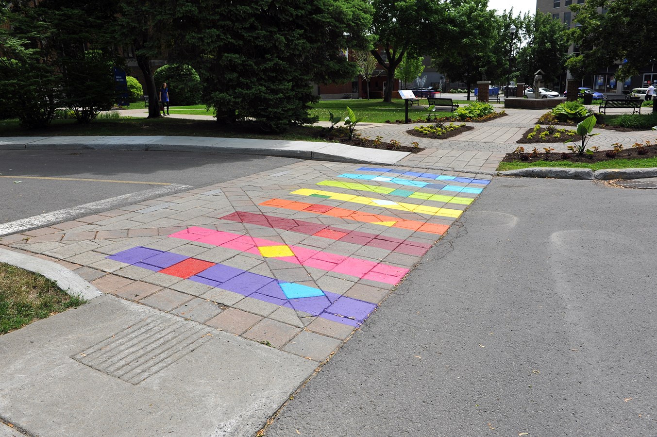 À Sainte-Thérèse, l'artiste Charlem a coloré deux chemins de traverse