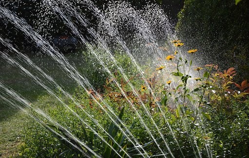 Une très grande consommation d’eau augmente la vitesse dans les conduites d’eau potable et fait décoller les dépôts, ce qui a le même effet qu’une opération de rinçage en occasionnant de l’eau brune.