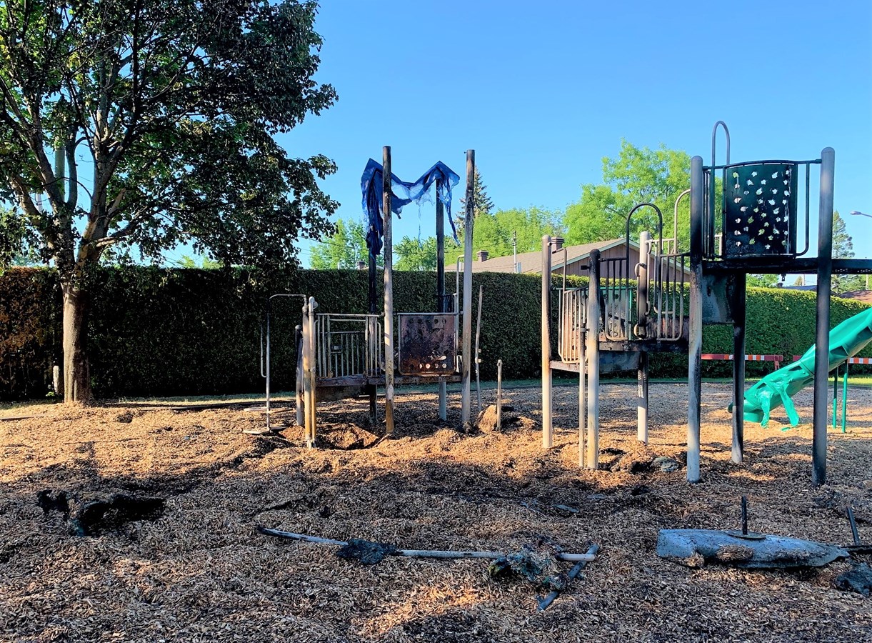 Des vandales s’en prennent au module de jeux du parc Guy-Blanchard à Sainte-Thérèse