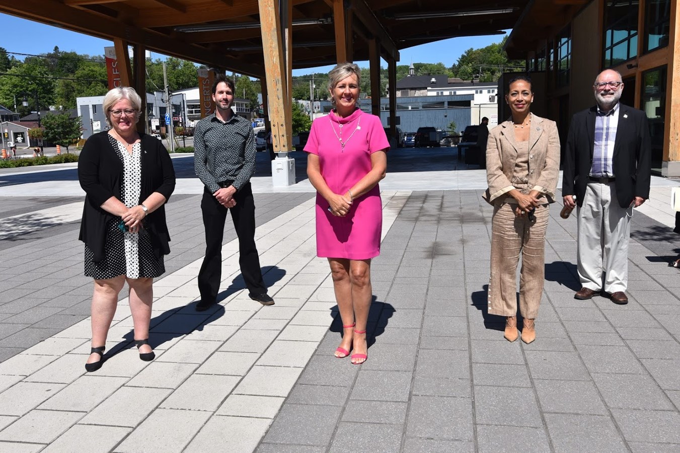 Au premier plan, de gauche à droite: les ministres Sylvie D’amours, Andrée Laforest et Nadine Girault. Au second plan: le directeur du P’tit Train du Nord, Jean-Sébastien Thibault et le président du CA du Parc linéaire Le P’tit Train du Nord, Georges Décarie.