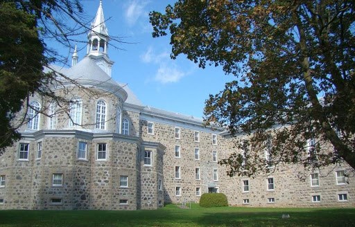 La rotonde de l'Abbaye-Notre-Dame-du-Lac-à-Oka, de plan octogonal, a servi comme salle de cours de l'école d'agriculture.