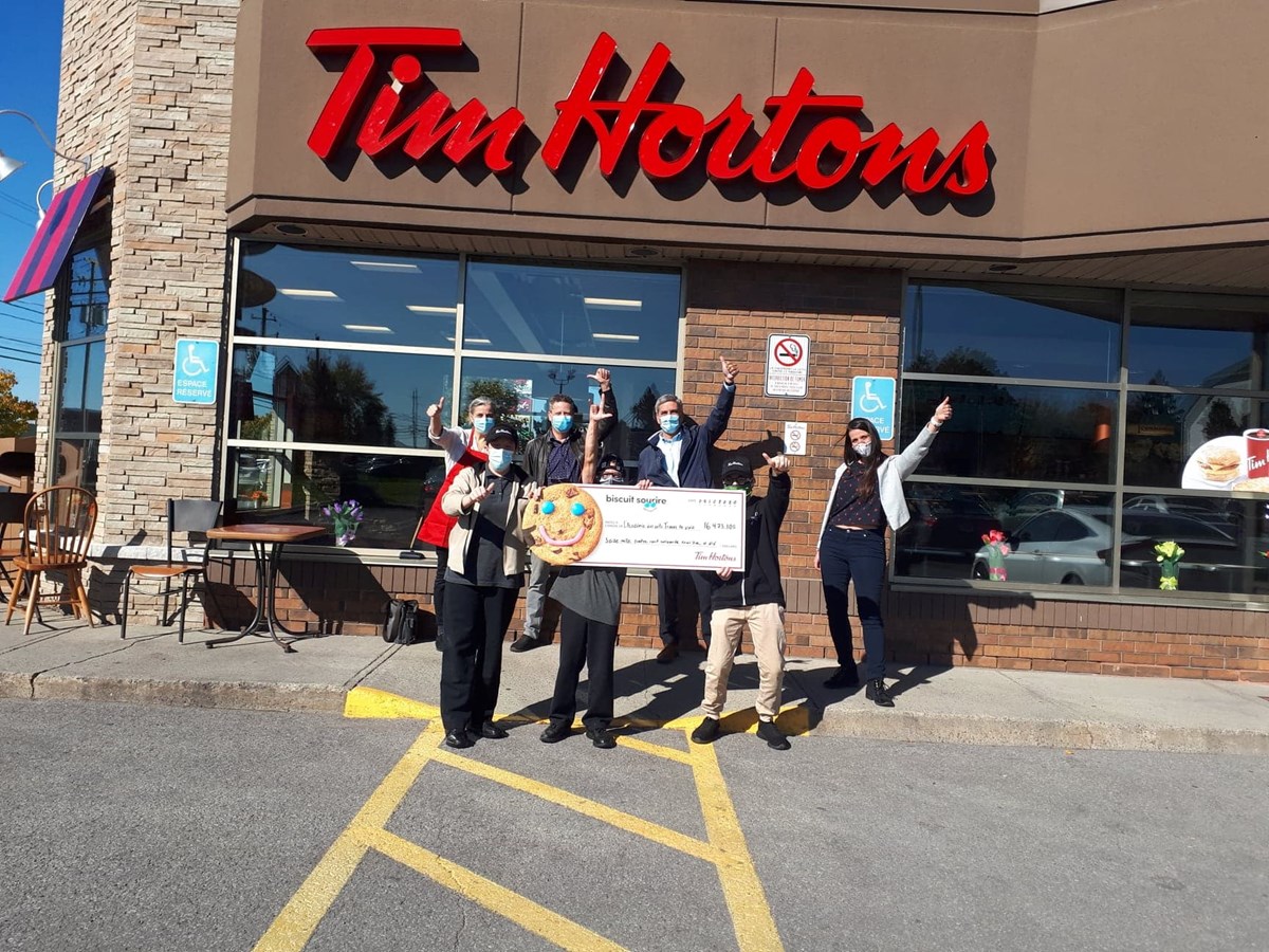Les propriétaires de restaurant de Sainte-Thérèse, Boisbriand et Rosemère remettent la totalité des recettes des ventes du Biscuit Sourire à l’organisme l’Académie des arts Trouve ta voie cet automne.