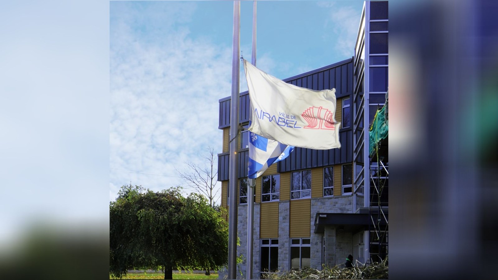 Mirabel met ses drapeaux en berne 