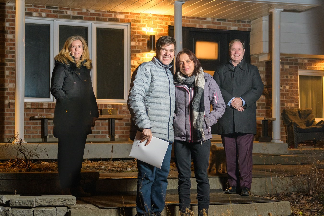 : La conseillère municipale Martine Guilbault; les parents de l’athlète Édouard Therriault (Richard Therriault et Lili Pedneault) ainsi que le maire Jean Comtois

 