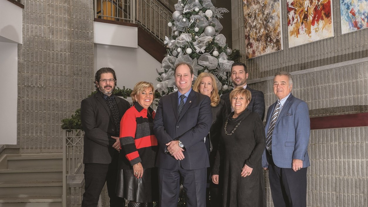 Photo de 2019. De gauche à droite : Jocelyn Proulx, Diane D. Lavallée, Jean Comtois (maire), Martine Guilbault, Patrick Archambault, Lyne Rémillard et Pierre Barrette.