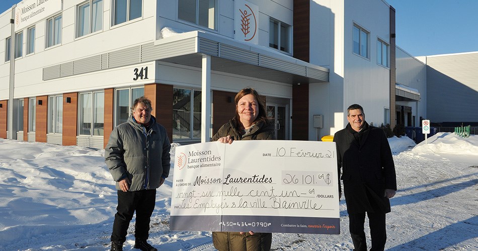 Stéphane Tessier (membre du comité des employés et chef de division du Service des loisirs, culture, bibliothèque et vie communautaire), Annie Bélanger (directrice générale de Moisson Laurentides) et Richard Perreault (maire de Blainville)