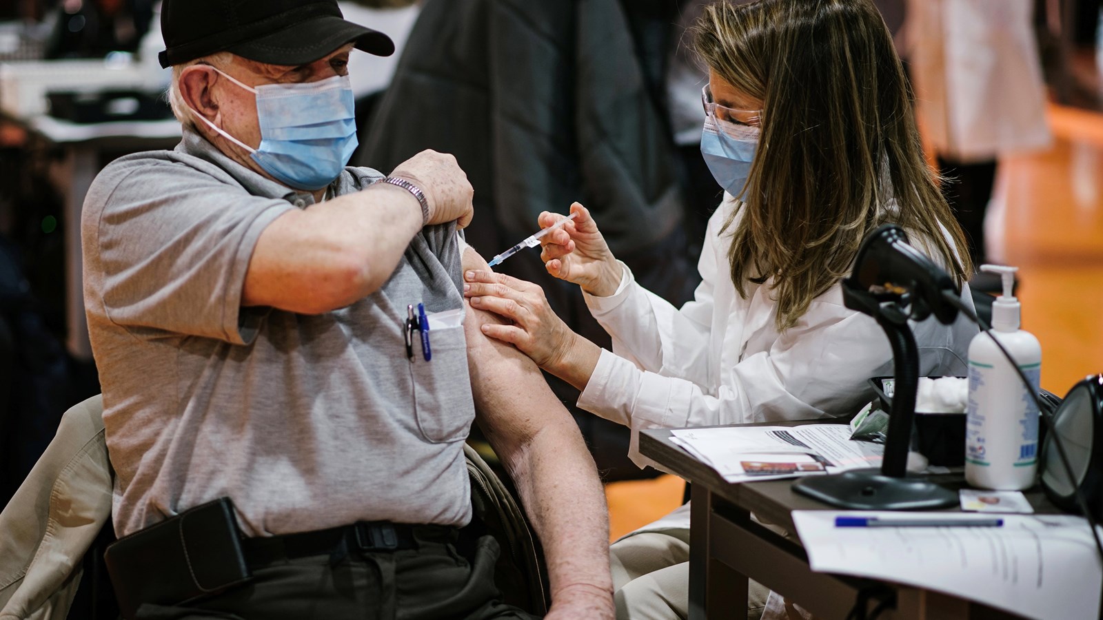 Monsieur Denis Dupuis est vacciné par l’injectrice France Laframboise du CISSS des Laurentides
