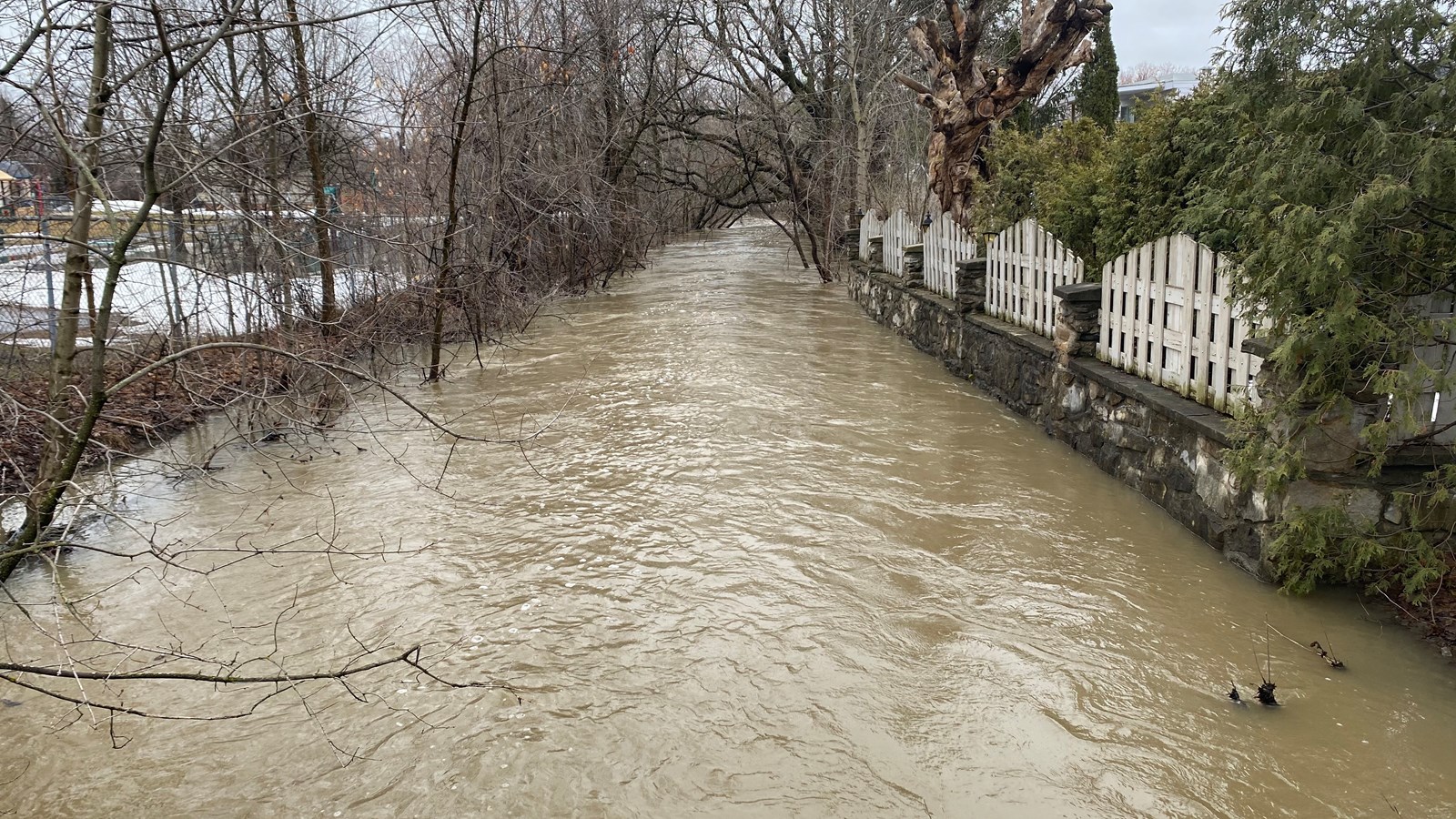 Stabilisation du niveau de la rivière aux Chiens 