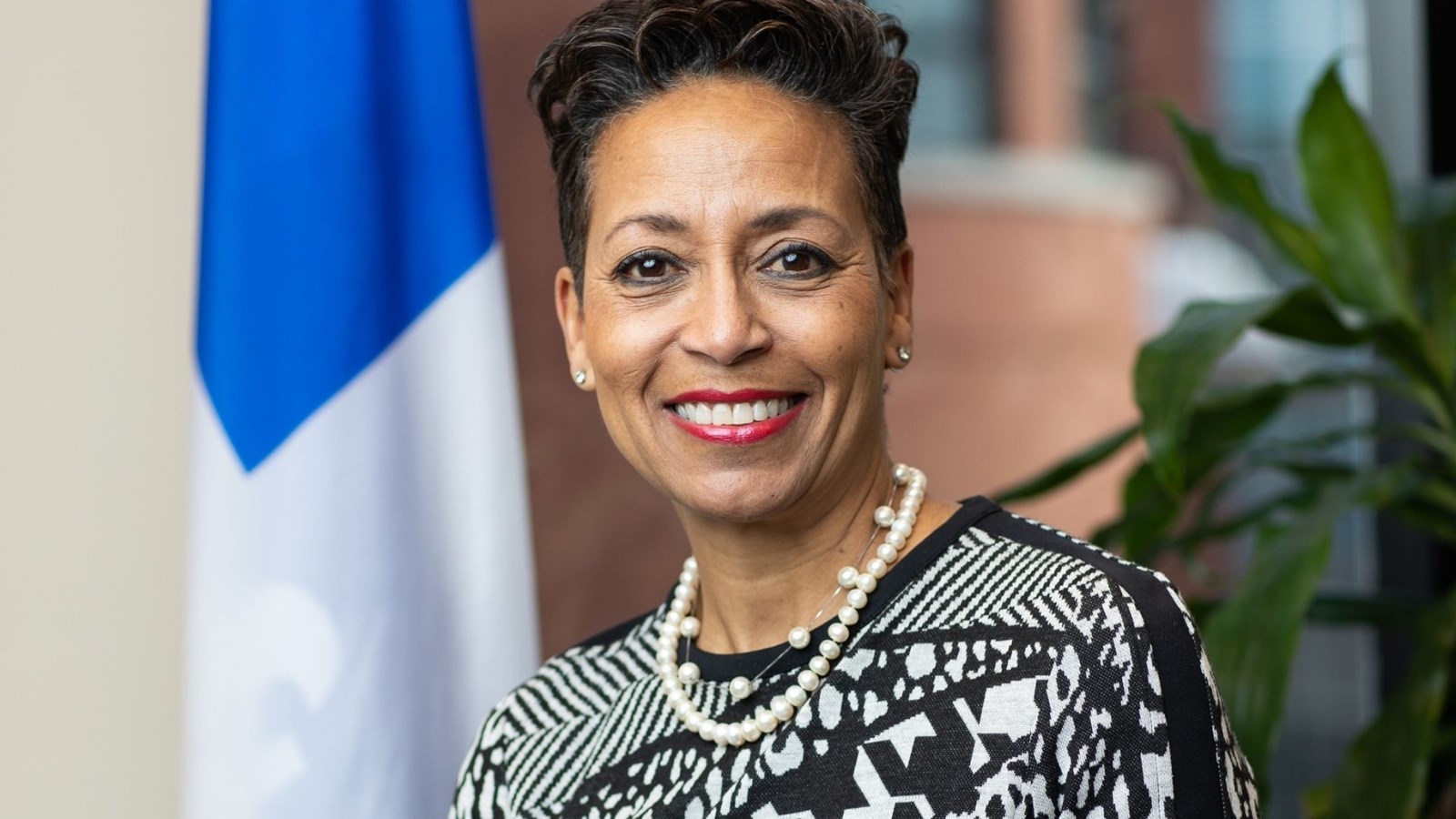 La ministre des Relations internationales et de la Francophonie et ministre responsable de la région des Laurentides, Mme Nadine Girault