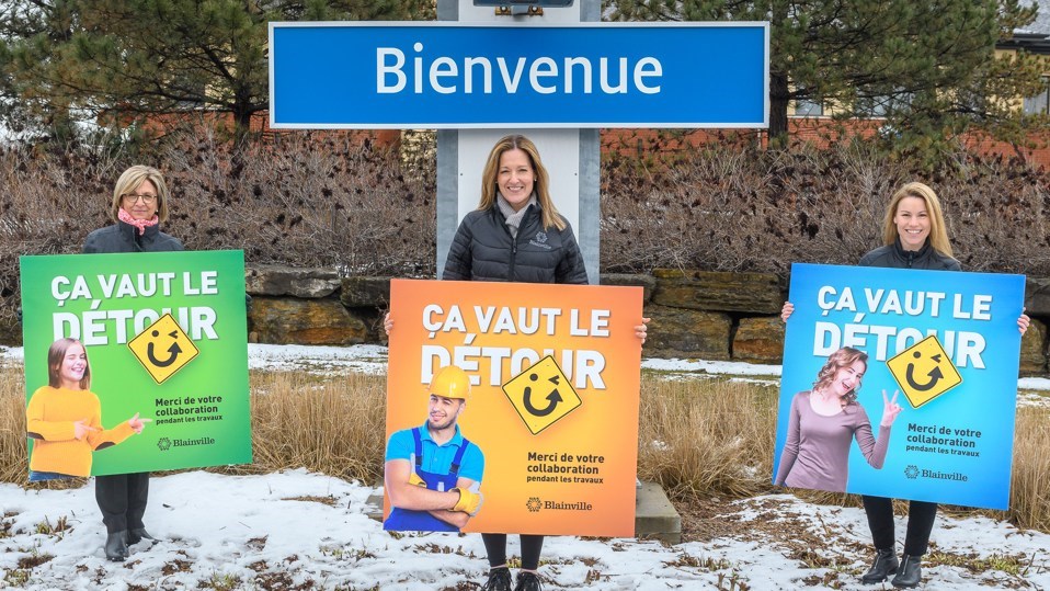 La mairesse, Liza Poulin, entourée des conseillères Michèle Murray (district de la Renaissance) et Marie-Claude Perron (district Fontainebleau)