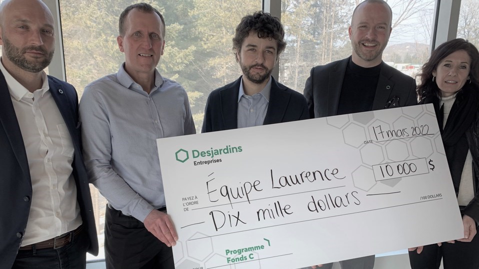 Tommy Pelletier, CPA, CGA, M. Sc., directeur général de Desjardins Entreprises-Laval-
Laurentides et, Simon Whalen, directeur - développement des affaires, ainsi que
Nadia Angers, B.A.A., directrice générale de la Caisse de la Vallée des Pays-d’en-Haut ont
fait remise avec enthousiasme de cette Bourse de 10000 $ au président et chef de la
direction d’Équipe Laurence, Alexandre Latour (au centre); au cœur même de ce qui
deviendra officiellement le Campus Équipe Laurence, à Ste-Adèle, au cours du
printemps.
