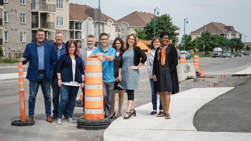 Les membres du conseil municipal se trouvent sur l’avenue de l’Esplanade où l’important chantier de réaménagement du secteur sera complété au cours des prochaines semaines