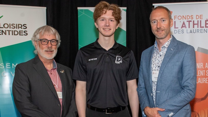 Milan Latulippe est l’ambassadeur du FAL et titulaire de la bourse Persévérance sportive. Michael Leduc et le conseiller municipal de Blainville, David Malenfant, l’accompagnent sur la photo.