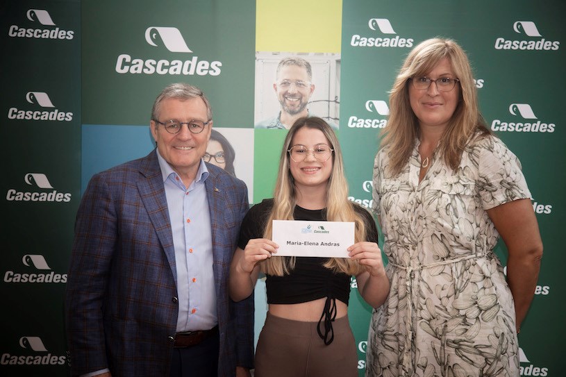 Maria-Elena Andras est accompagnée de Mario Plourde, président et chef de la direction chez Cascades, et de Patricia Demers, directrice générale à la Fondation de l’athlète d’excellence du Québec.