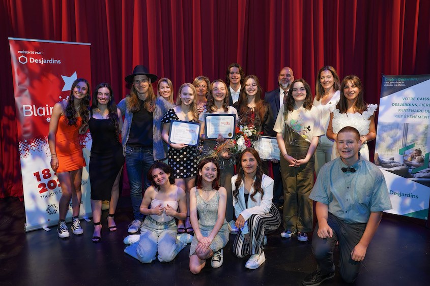 Tous les finalistes du concours Blainville en chansons en compagnie de Steve Veilleux du groupe Kain lors du numéro final