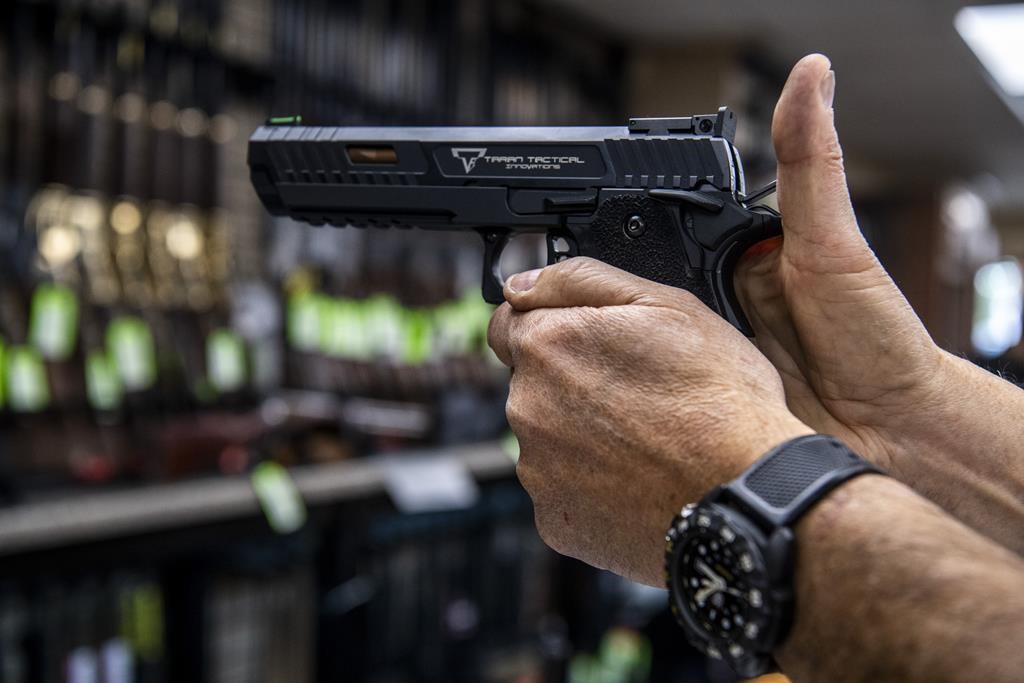Armes de poing: le projet de loi C-21 ne tire pas sur la cible, disent les policiers